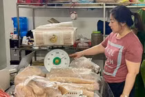 Phát hiện cơ sở sản xuất gần 2 tạ giò, chả chứa chất cấm 