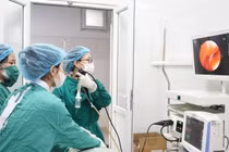 Nội soi gắp thành công dị vật hạt kha tử gây tắc đường thở nữ bệnh nhân