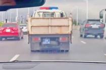 CSGT Hà Nội mở đường cho xe đưa người phụ nữ bị đột quỵ đi cấp cứu kịp thời