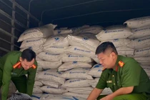 Tạm giữ hơn 3 tấn đường cát nhập lậu ở Nghệ An