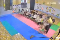 Một cô giáo mầm non bị cho nghỉ việc sau hành vi thô bạo trẻ, luật sư nói gì?