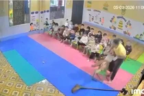 Một cô giáo mầm non bị cho nghỉ việc sau hành vi thô bạo trẻ, luật sư nói gì?