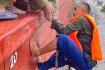 5 người dân mắc kẹt giữa sông Lam được ứng cứu kịp thời