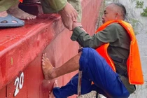 5 người dân mắc kẹt giữa sông Lam được ứng cứu kịp thời