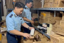 Phát hiện kho lớn chứa hàng nghìn chai nước hoa giả ở Hà Nội