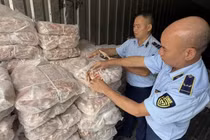 Lào Cai thu giữ trên 1,5 tấn chân gà đông lạnh không xuất xứ