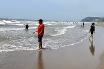 Hai anh em ở Phú Thọ gặp nạn khi tắm biển cùng mẹ