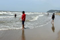 Hai anh em ở Phú Thọ gặp nạn khi tắm biển cùng mẹ
