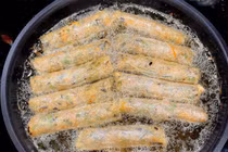 Trữ nem rán lâu ngày trong tủ lạnh, tiện nhưng không hẳn an toàn 