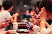 Suýt liệt nửa người vì cúi đầu dùng điện thoại nhiều giờ