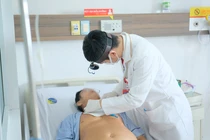 Cứu sống cụ ông 74 tuổi bị thương nặng do vòi xịt nước áp lực cao