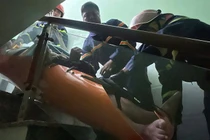 Cảnh sát TP HCM giải cứu người đàn ông nặng 150 kg bị tai biến