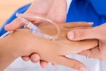 Truyền dịch tại nhà: Rủi ro và lời khuyên từ chuyên gia y tế
