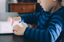 Bị rối loạn vận động, bé trai 8 tuổi ở TP HCM tự cắn đứt rời đầu lưỡi