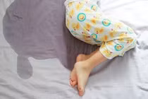 Tình trạng tiểu dầm ở trẻ em liên quan đến táo bón 