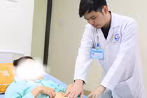 Một nữ bệnh nhân 20 tuổi được chẩn đoán lao màng bụng