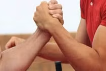 Nam thanh niên gãy xương cánh tay khi chơi vật tay với bạn