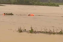 Cứu sống người phụ nữ rơi xuống ao giữa đêm mưa bão
