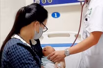 Bé sơ sinh suy hô hấp được cứu sống sau ca phẫu thuật cấp cứu kịp thời