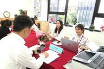 Nhà trường hỗ trợ phụ huynh học sinh đăng ký tuyển sinh trực tuyến. Ảnh: Lê Nguyễn/ Nguồn Hanoimoi