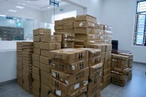 Phát hiện hàng trăm thùng sản phẩm sơn móng tay nhập lậu