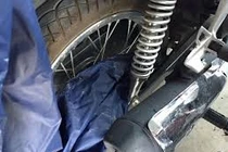 Tai nạn do áo mưa cánh dơi cuốn vào bánh xe máy gây chấn thương nặng