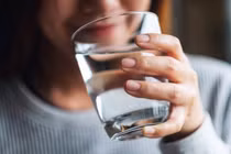 Uống đủ nước có nhiều lợi ích cho sức khỏe