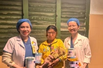 Cháu bé 5 ngày tuổi bị thủng dạ dày, sức khoẻ nguy kịch vì mẹ cho ăn cơm