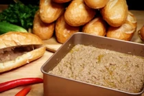 Nguy cơ ngộ độc từ bánh mì thập cẩm do nhiễm khuẩn Salmonella