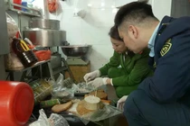 Phát hiện cơ sở giò chả dùng hàn the tại Hà Nội