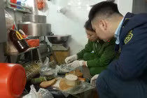 Phát hiện cơ sở giò chả dùng hàn the tại Hà Nội