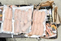 Trên bao bì toàn bộ 5,2 tấn lạp xưởng đều in chữ nước ngoài, không có hóa đơn, chứng từ.