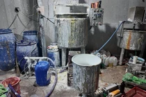 Phá đường dây sản xuất mỹ phẩm giả quy mô lớn, bắt giữ 3 người