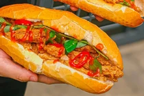 Hàng chục người nhập viện sau khi ăn bánh mì tại TP HCM