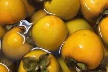 Người đàn ông 61 tuổi tắc ruột vì ăn nhiều quả hồng