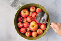 Danh sách 12 loại rau quả chứa nhiều thuốc trừ sâu nhất 