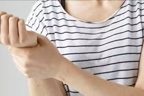 Phẫu thuật chuyển gân giúp nam thanh niên liệt tay hồi phục sau 8 tháng