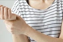 Phẫu thuật chuyển gân giúp nam thanh niên liệt tay hồi phục sau 8 tháng