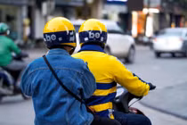 Hãng xe ôm công nghệ hỗ trợ tài xế vượt qua biến động giá xăng