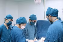 Bệnh nhi 6 tuổi được phẫu thuật lỗ tiểu thấp thành công 