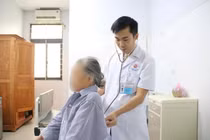 Cắt thùy phổi thành công cho bệnh nhân 65 tuổi mắc u nấm phổi phức tạp