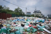 Phát hiện số lượng lớn bánh kẹo bị đổ bỏ tại La Phù