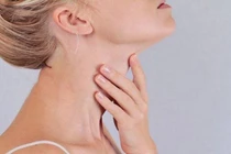 Người phụ nữ bị biến chứng nặng do tiêm cồn để tan nang tuyến giáp