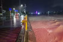 Cứu hộ kịp thời nhóm người bị lũ cô lập khi đi bắt dế ở Quảng Trị