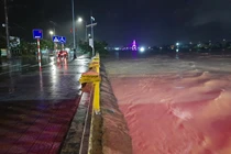 Cứu hộ kịp thời nhóm người bị lũ cô lập khi đi bắt dế ở Quảng Trị