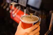 Thường xuyên uống đồ uống có đường có thể làm suy giảm sức khỏe não bộ. Ảnh: Shutterstock.