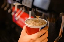 Thường xuyên uống đồ uống có đường có thể làm suy giảm sức khỏe não bộ. Ảnh: Shutterstock.