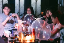 Nam thanh niên tổn thương tủy sống do hít 50 quả bóng cười mỗi lần