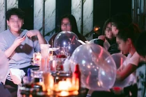 Nam thanh niên tổn thương tủy sống do hít 50 quả bóng cười mỗi lần