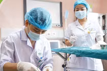 Bé trai bị bỏng cồn cháy do tò mò, cần xử trí đúng để tránh biến chứng